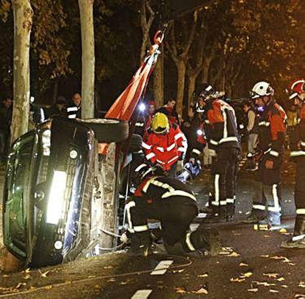 Un colector provocó el agujero que se "tragó" un coche en Cardenal Cisneros