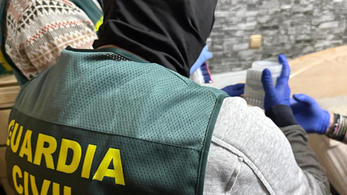 Agentes durante el operativo comprobando las sustancias incautadas.