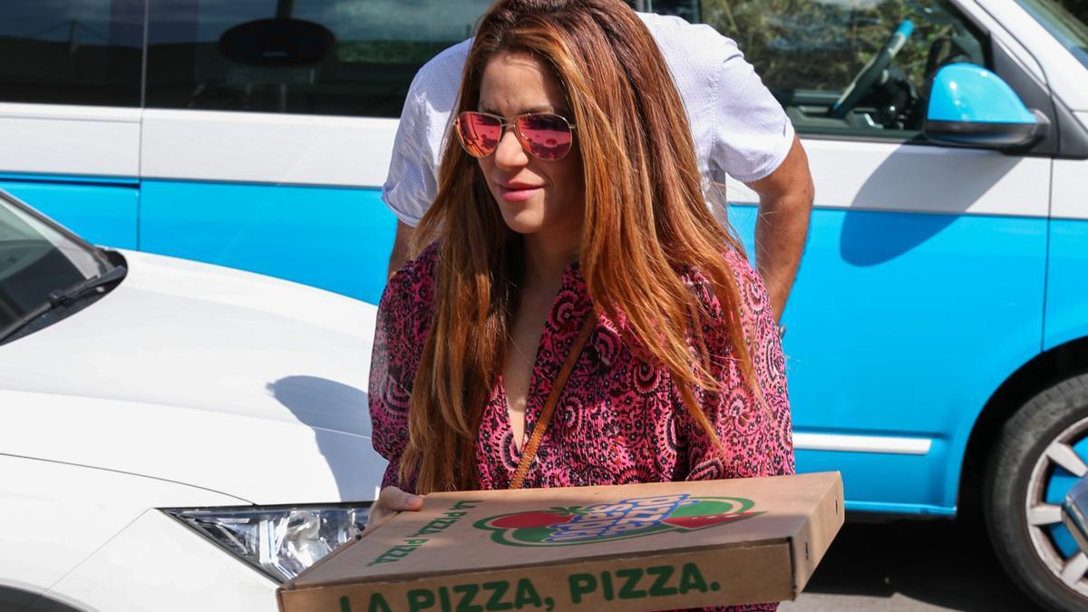 Shakira lleva pizzas al colegio de sus hijos