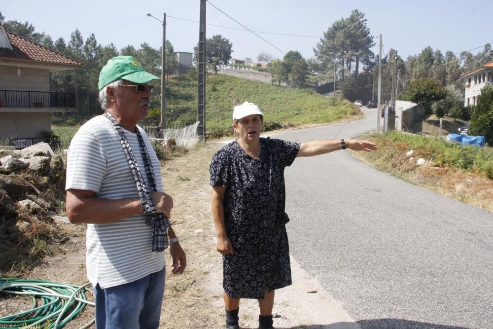 Incendios en Galicia | Vecinos de Cotobade intentan alejar el fuego de sus casas