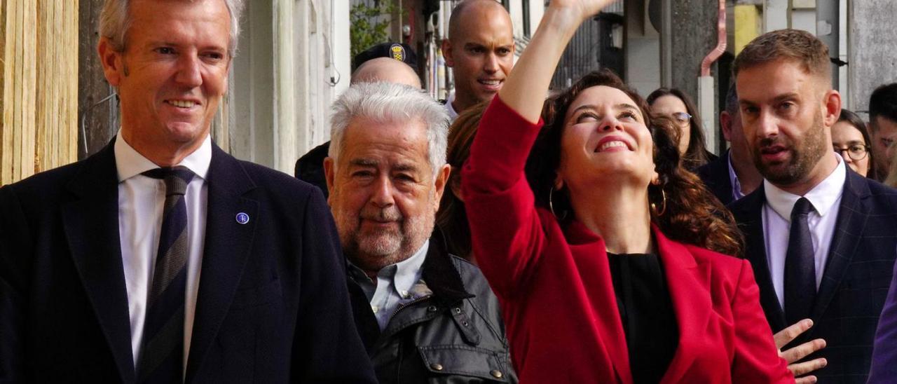 Ayuso visita Ordes con el presidente de la Xunta. La presidenta de la Comunidad de Madrid, Isabel Díaz Ayuso, visitó ayer Galicia. Su primera parada fue la localidad coruñesa de Ordes, pueblo natal de Isabel Zendal, la enfermera que dio nombre al hospital “de pandemias” puesto en marcha por su Gobierno en honor a una figura “excepcional” y “pionera”. Fue invitada por el alcalde, José Luis Martínez Sanjurjo, y estuvo acompañada también por Alfonso Rueda. Antes, acudió a la sede de la multinacional textil Inditex en la localidad de Arteixo. | A. BALLESTEROS / EUROPA PRESS