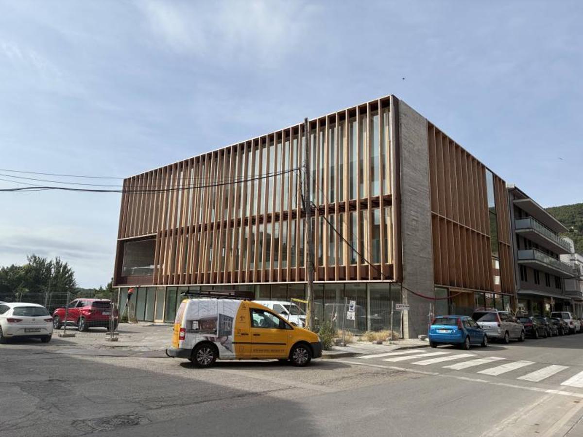 Exterior de l'edifici i espai on s'adequarà la futura plaça