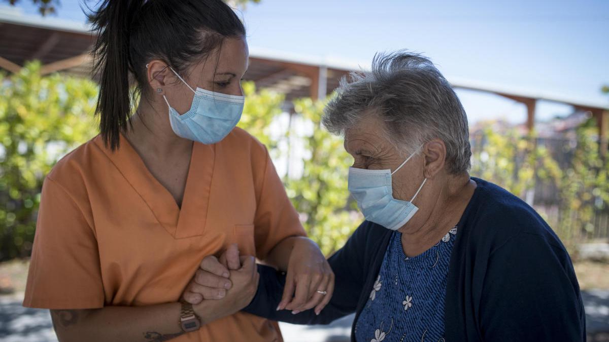 La Xunta mantendrá los centros de día y las residencias abiertas a visitas en municipios con restricciones por el Covid-19