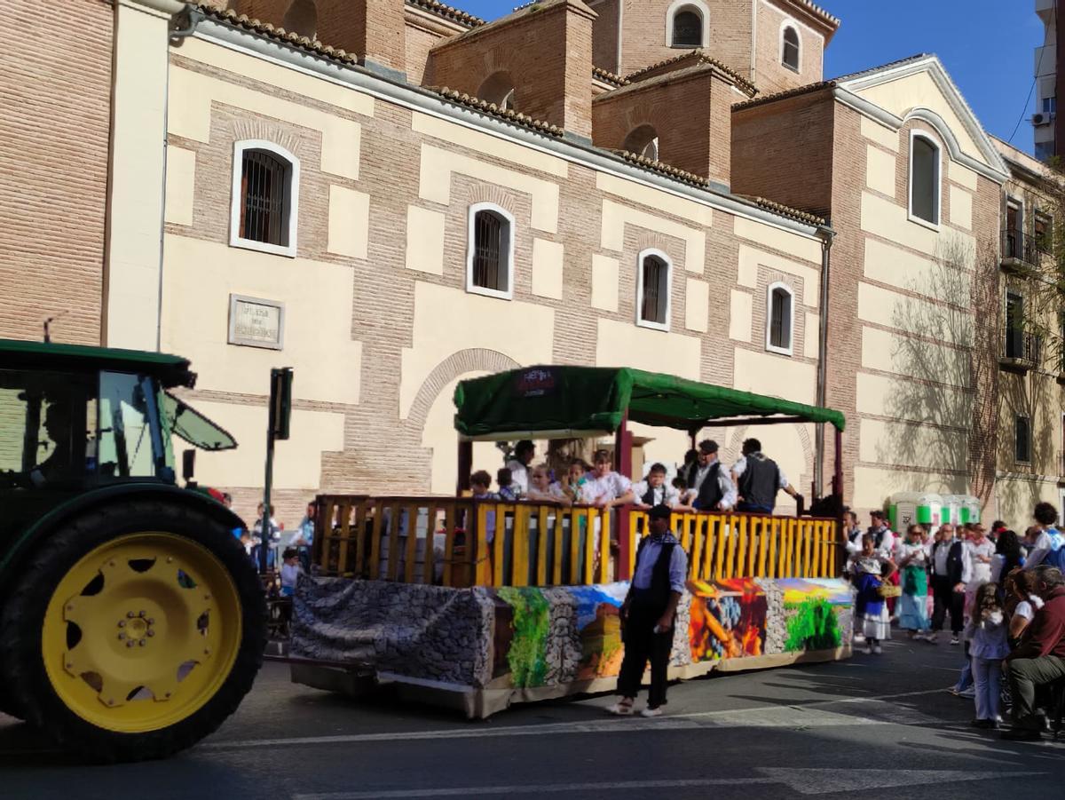 La carroza de la vendimia de Jumilla reparte vasitos de vino entre el público