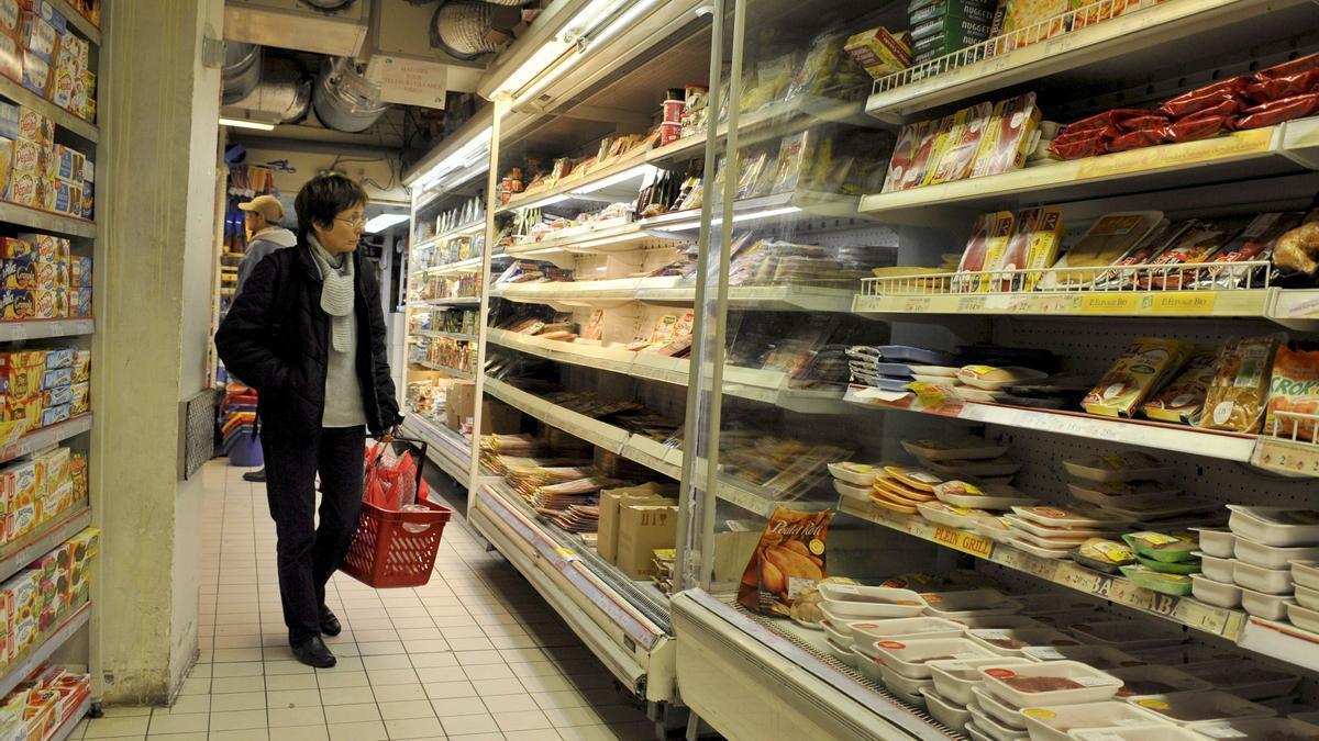 Una clienta observa las estanterías de un supermercado en París, después de que el Gobierno francés abriera una investigación sobre precios y beneficios comerciales