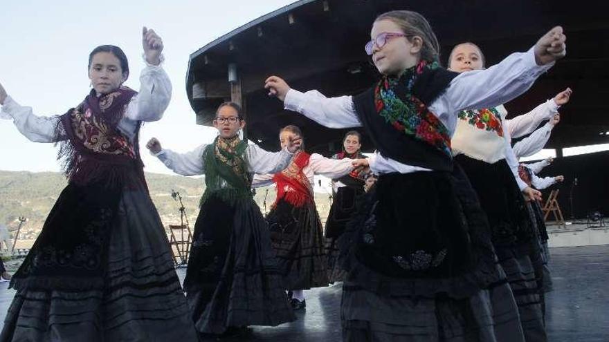 Música y danza tradicionales en el Festival Son Moañesa. // G.N.