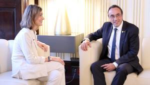La presidenta del grupo parlamentario de los Comuns, Jéssica Albiach, reunida con el presidente del Parlament, Josep Rull