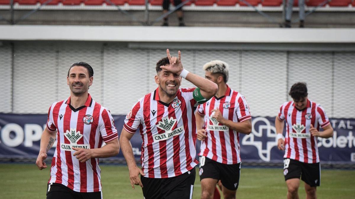 Carlos Ramos celebra su gol en O Couto