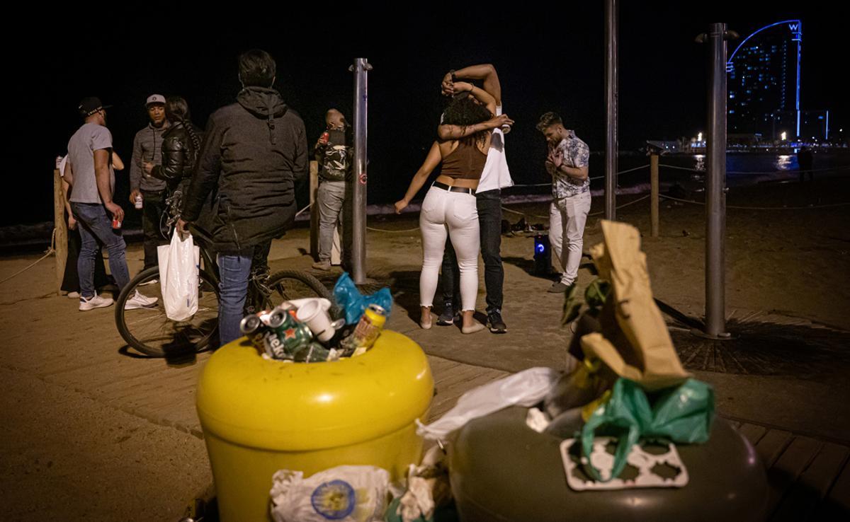  Algunos jóvenes en la Barceloneta en abril, pasadas las 22h, hora que empieza el toque de queda.