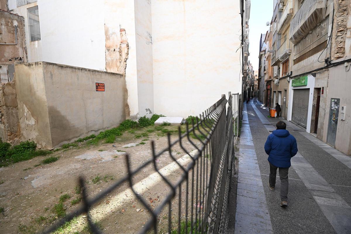 Solar de la calle San Isidro donde los vecinos denuncian que hay quien alimenta a las ratas