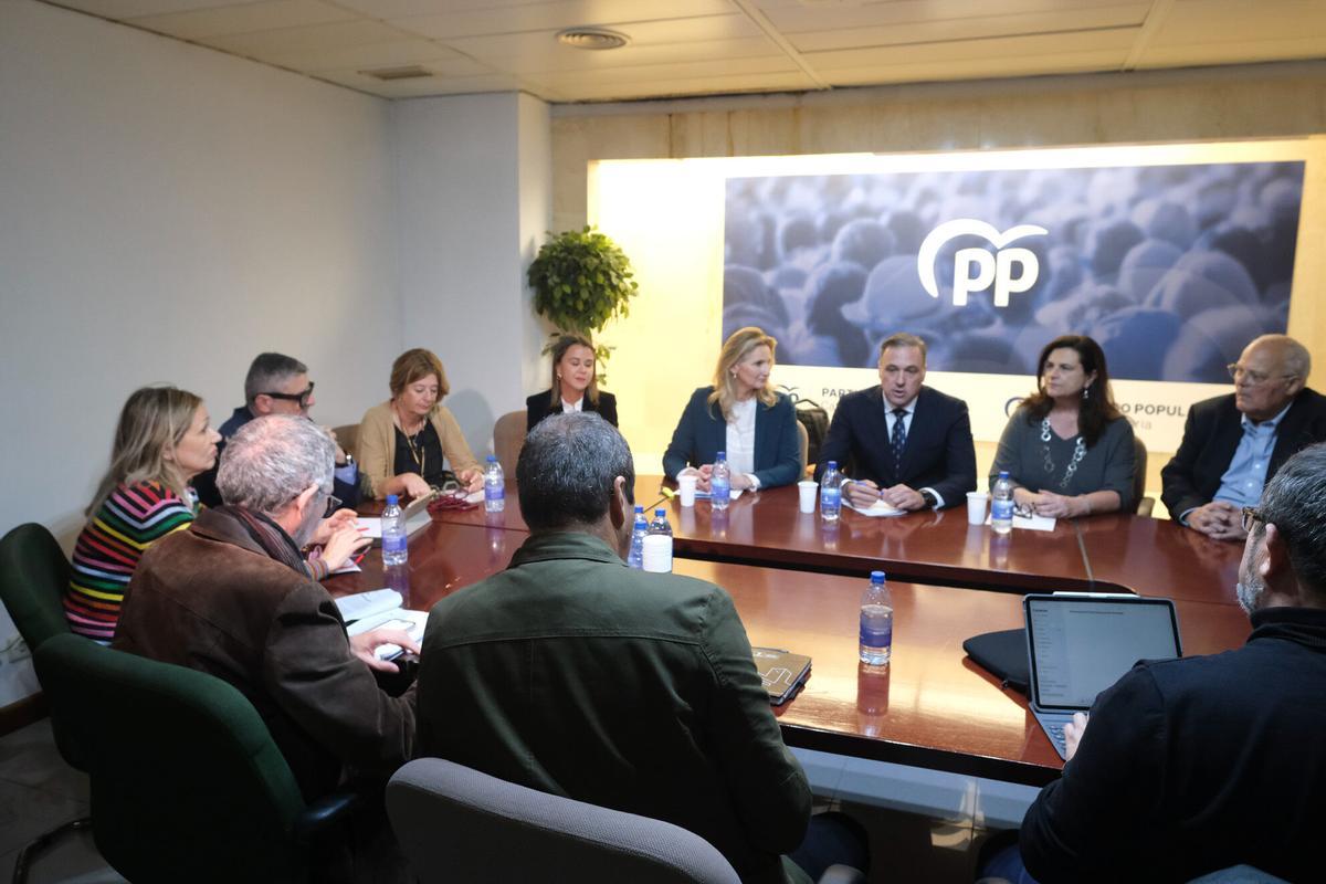 La portavoz en materia de Vivienda del Grupo Popular en el Senado, Paloma Martín; junto a la senadora autonómica del PP por Canarias, Rosa Viera; y la secretaria ejecutiva de Vivienda de los populares a nivel autonómico, Jennifer Curbelo, celebran un encuentro de trabajo con representantes del sector para dar a conocer el Plan nacional de Vivienda del Partido Popular.
