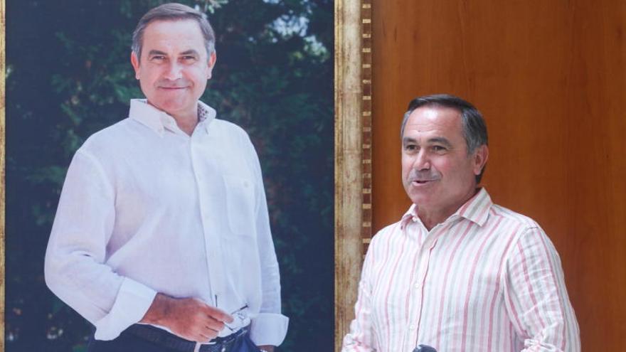 Xico Tarrés, junto al cuadro con su retrato de la galería de expresidentes del Consell.