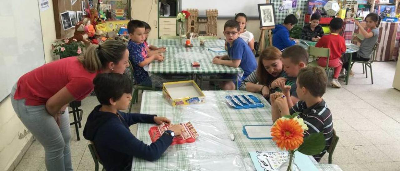 Arriba, los alumnos, en clase. A la izquierda, Irene Soto, Daniel Cortés, Gonzalo Concha y Ander Cardín. Junto a estas líneas, Arán Nogueira, Guille Garrido, Clara García y Ángel Fernández; a la derecha, Fernández y Daniel Cortés, en teatro.