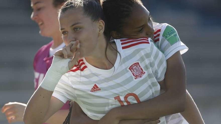 La española Claudia Pina celebra con su compañera Salma Paralluelo uno de los goles a Corea del Sur.
