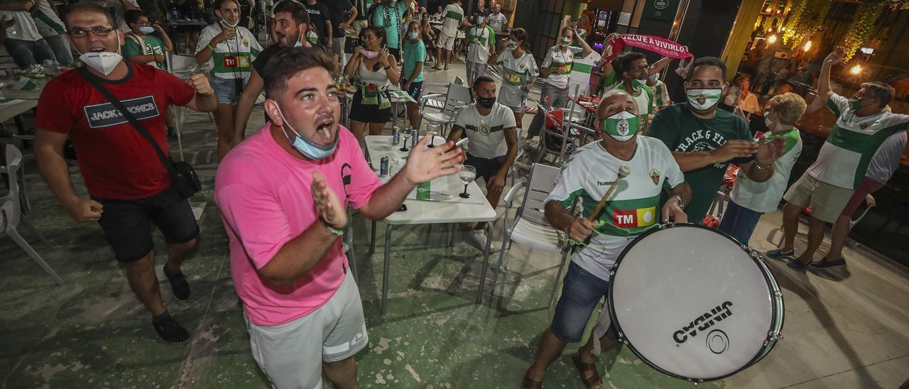 Aficionados del Elche celebrando el ascenso el pasado mes de septiembre