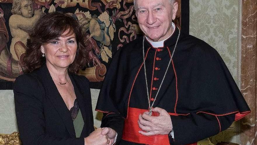 La vicepresidenta del Gobierno, Carmen Calvo, ayer con el secretario de Estado del Vaticano, Pietro Parolin.