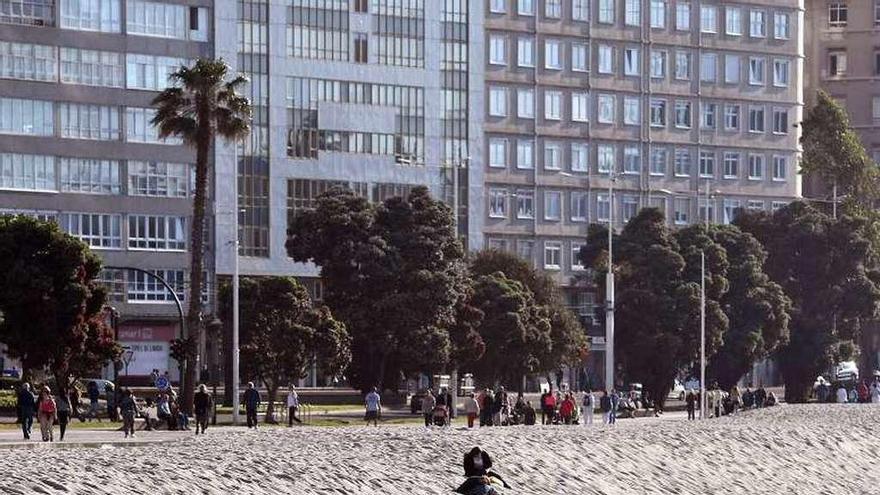 Varias personas toman el sol ayer en la duna de Riazor.