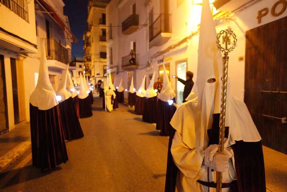 La cofradía de nuestra señora de la piedad de Sant Elm condujo la procesión del Santísimo Cristo de la Sangre