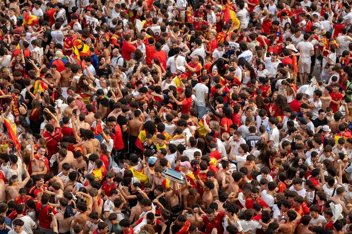 En imágenes | Zaragoza celebra el primer gol de Oyarzabal en el España-Francia
