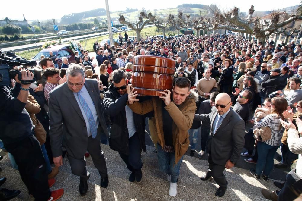 La gran familia del deporte asturiano rinde homenaje póstumo al futbolista Hugo Suárez