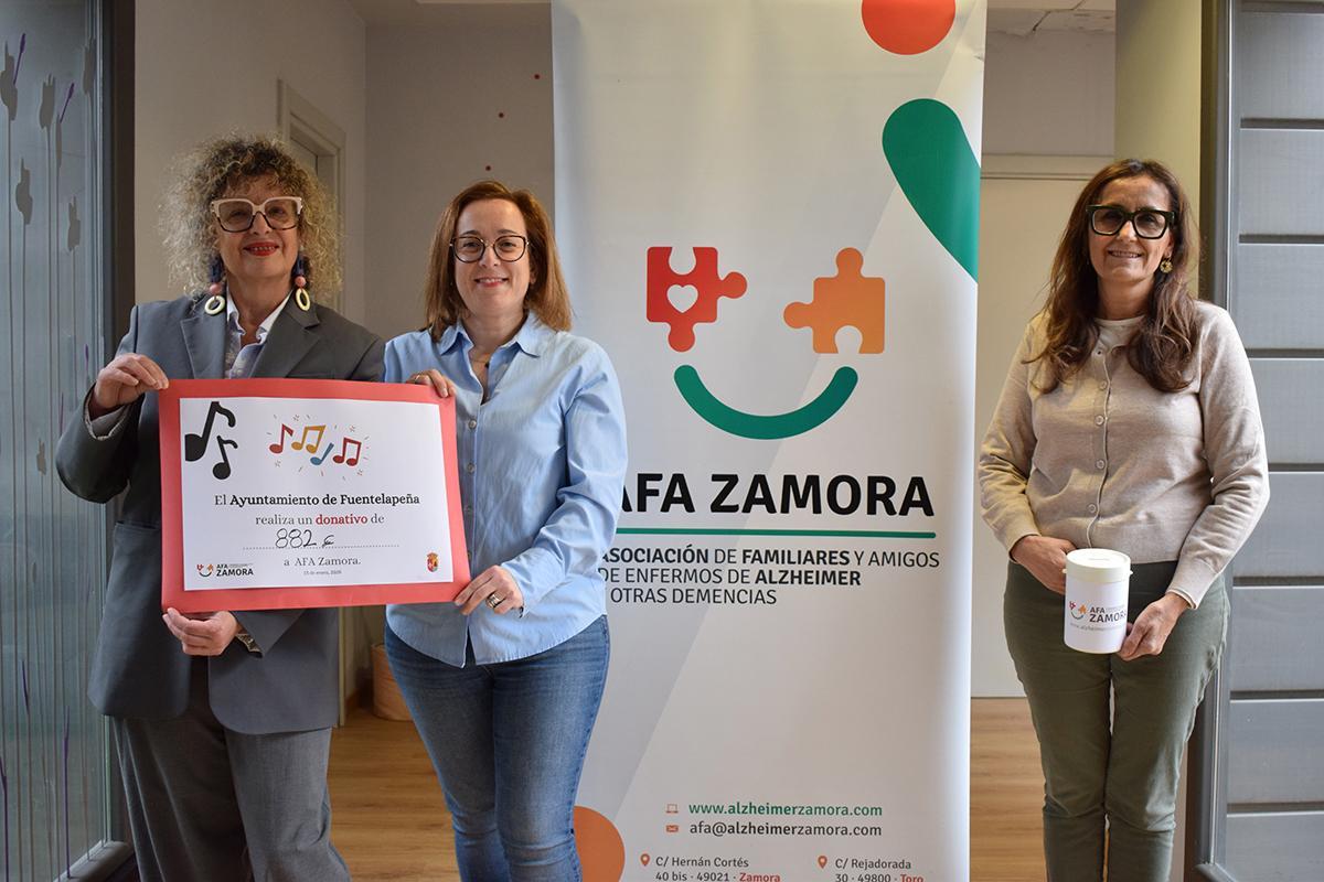 La alcaldesa de Fuentelapeña entrega la recaudación a AFA Zamora
