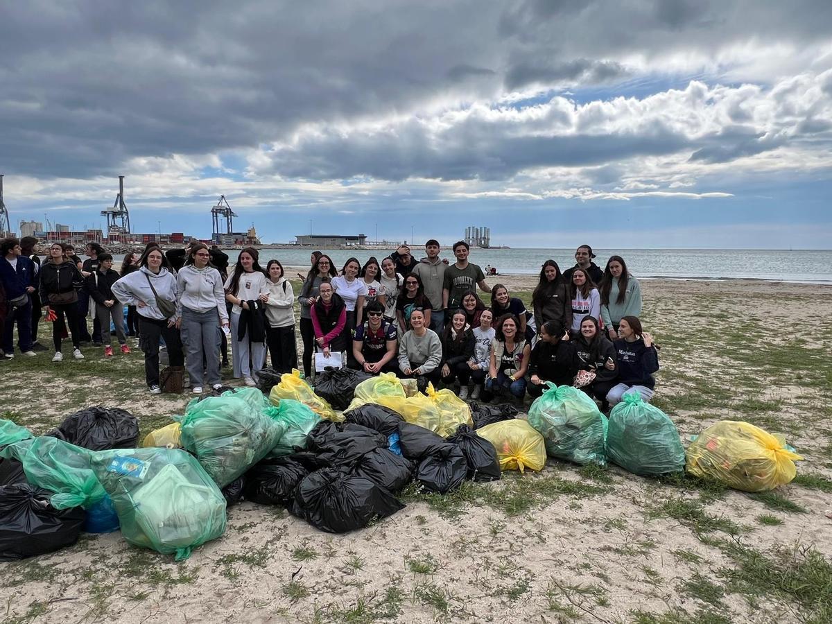 Alumnos de Magisterio de la UA en la limpieza de la playa de San Gabriel
