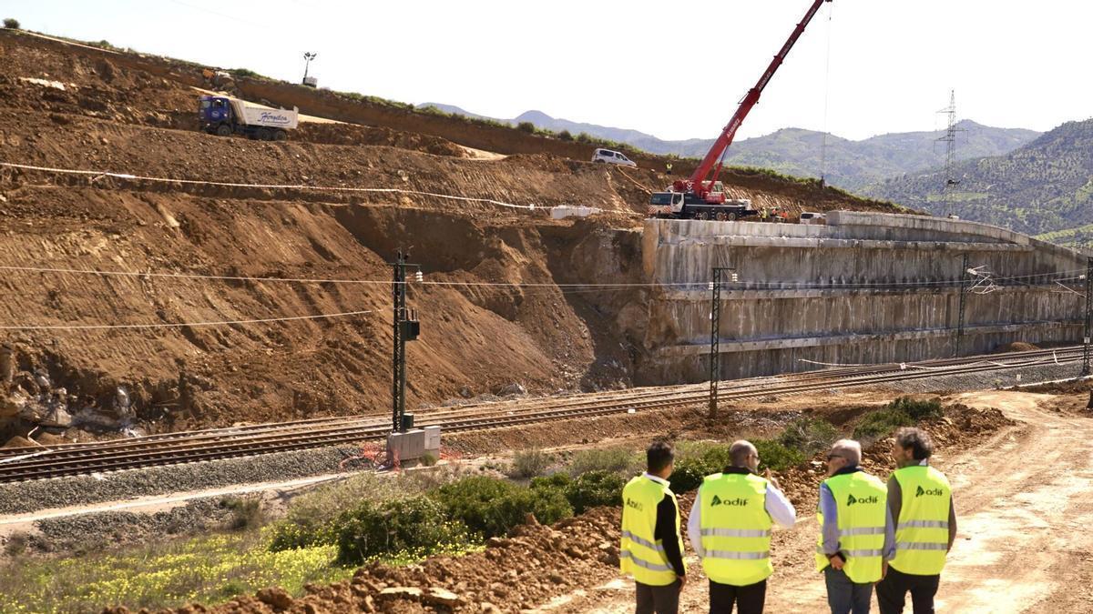 Trabajos de recuperación de la línea de alta velocidad afectada por un desprendimiento en Álora, este lunes, 16 de marzo.