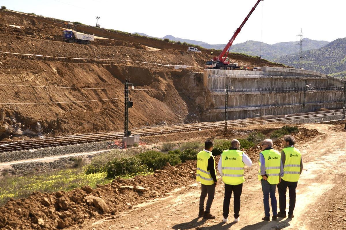 Trabajos de recuperación de la línea de alta velocidad afectada por un desprendimiento en Álora, este lunes, 16 de marzo.