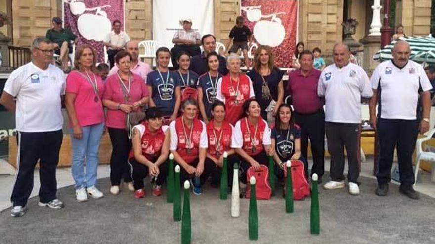 Las peñas de El Piles y El Berrón, antes de disputar la final femenina por equipos el pasado año.