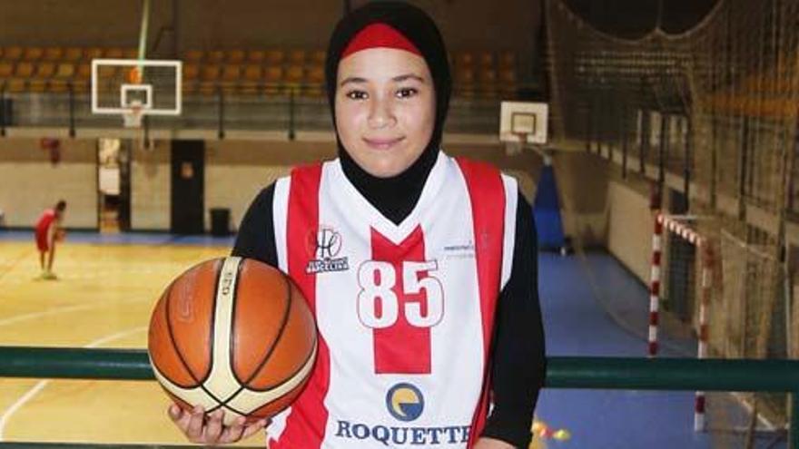 La joven Anfal Mallik en el polideportivo donde entrena el CB Marcelina Benifaió, con el atuendo que emplea para jugar y entrenar