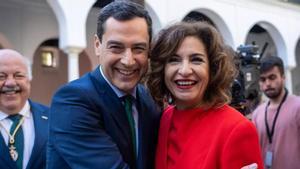 La vicepresidenta María Jesús Montero y el presidente de Andalucía, Juanma Moreno, en los actos institucionales por la celebración del 28F, Día de Andalucía.