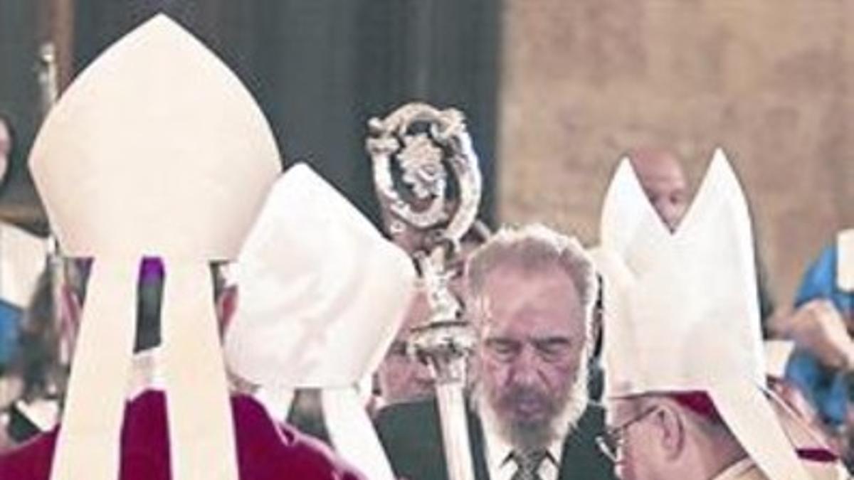 En La Habana 8 Fidel Castro recibe al cardenal Jaime Ortega, en un homenaje a Juan Pablo II en el 2004.