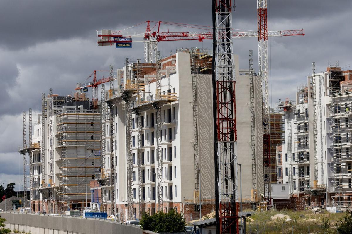 17/05/2024 Obras en bloques de vivienda, a 17 de mayo de 2024, en Madrid (España). Las compraventas de viviendas retomó de nuevo las caídas en marzo con un descenso del 19,3 % interanual, de forma que en el primer trimestre del año acumula un recorte del 5,6 %, según los datos difundidos este jueves por el Instituto Nacional de Estadística (INE). ECONOMIA Eduardo Parra - Europa Press