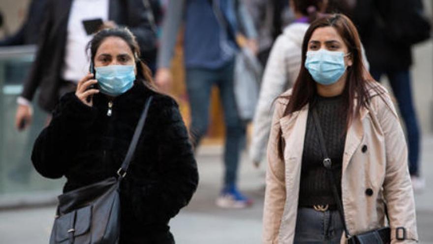 Dues dones amb mascaretes caminant pel centre de Barcelona, el 25 de febrer del 2020
