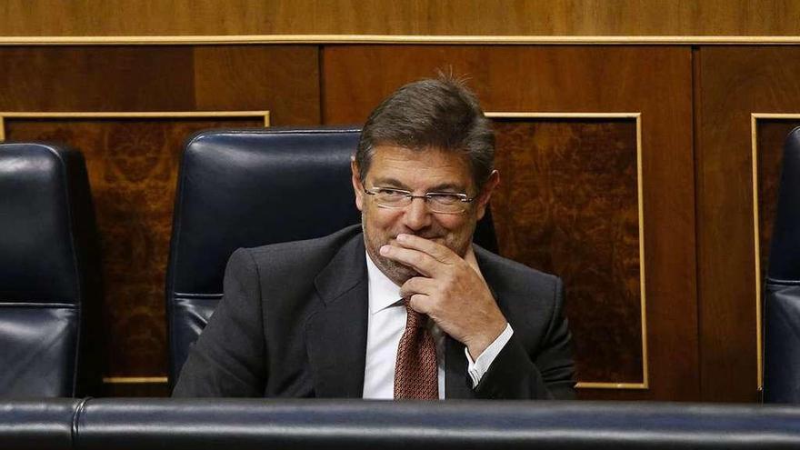 El ministro de Justicia, ayer, sentado en su escaño del Congreso. // Efe