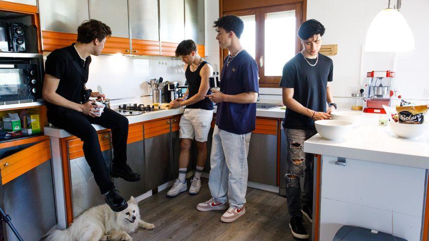 Dayker, Iván, Boggi y Emilio preparan la comida ante las cámaras.