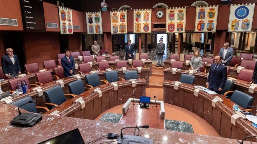 Minuto de silencio previo a la intervención del consejero.