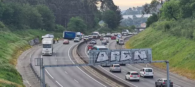 Un accidente entre dos camiones colapsa la AP-9 en Peinador
