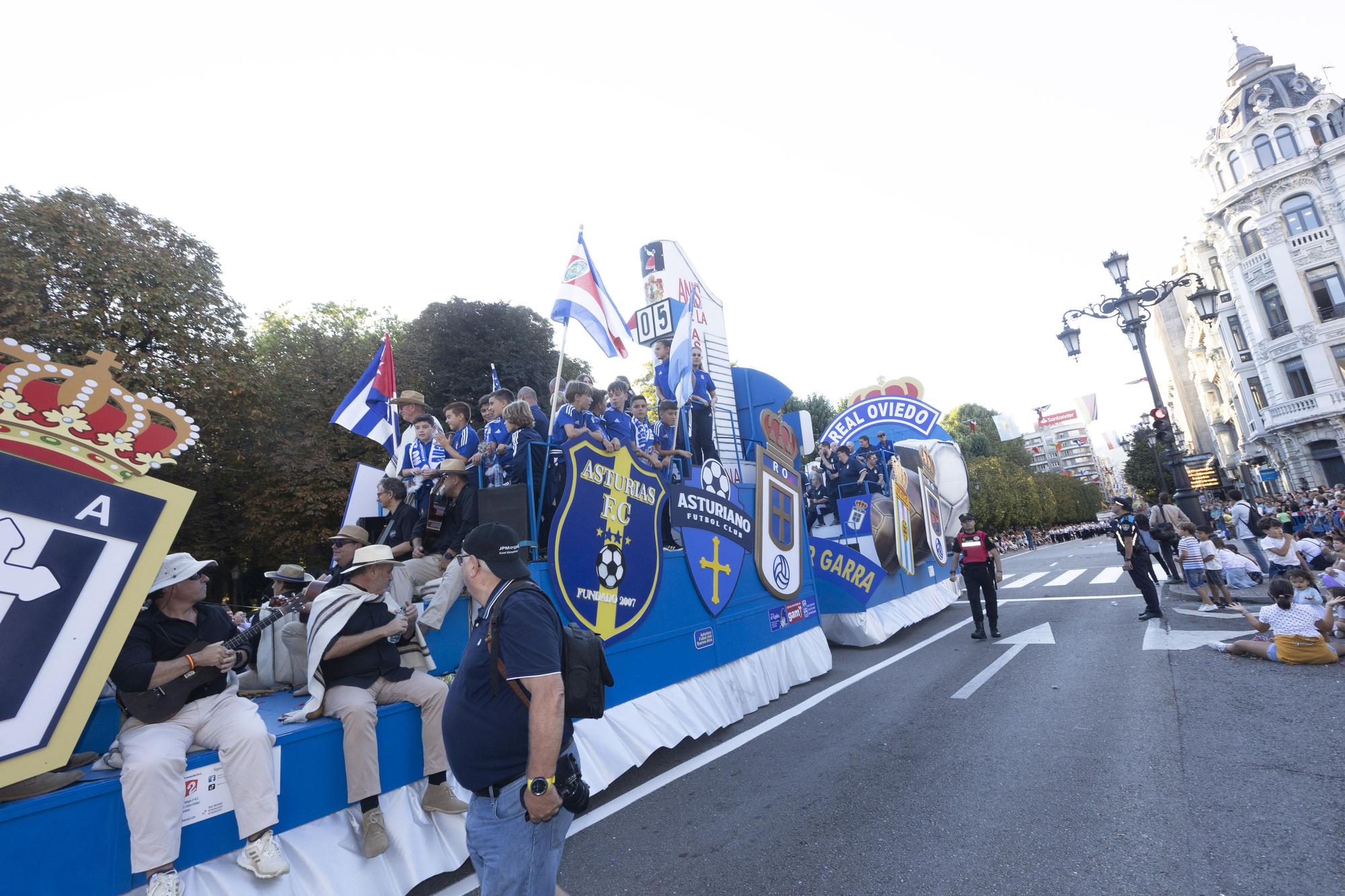 En Imágenes: El Desfile del Día de América llena las calles de Oviedo en una tarde veraniega