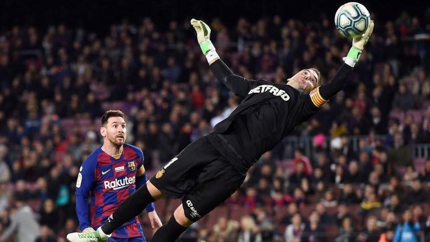 Reina realiza una parada en el encuentro ante el Barcelona.