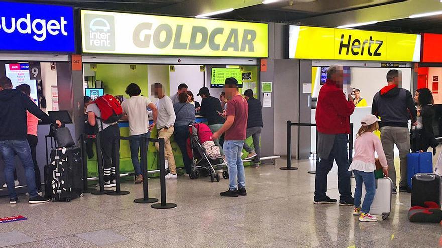 Zahlreiche Mietwagen-Anbieter warten am Flughafen von Mallorca auf Kunden.