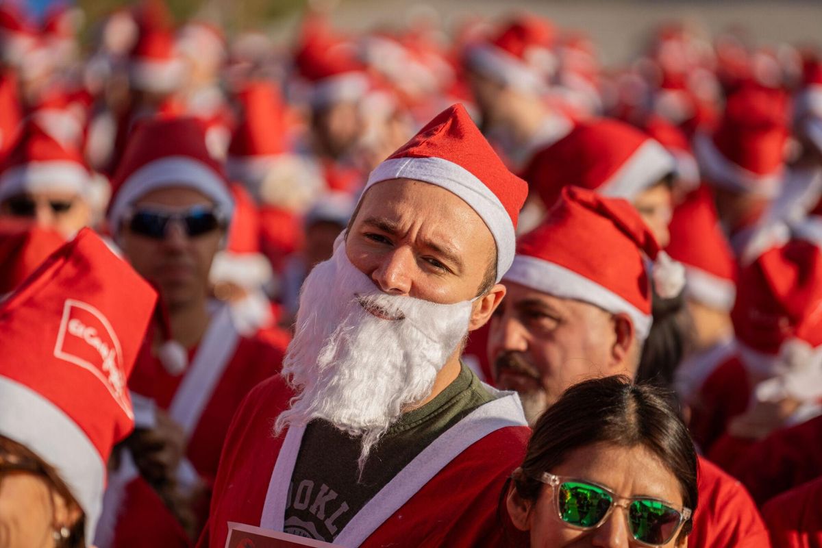 Cientos de Santa Claus corren por Barcelona en la primera Cursa del Pare Noel
