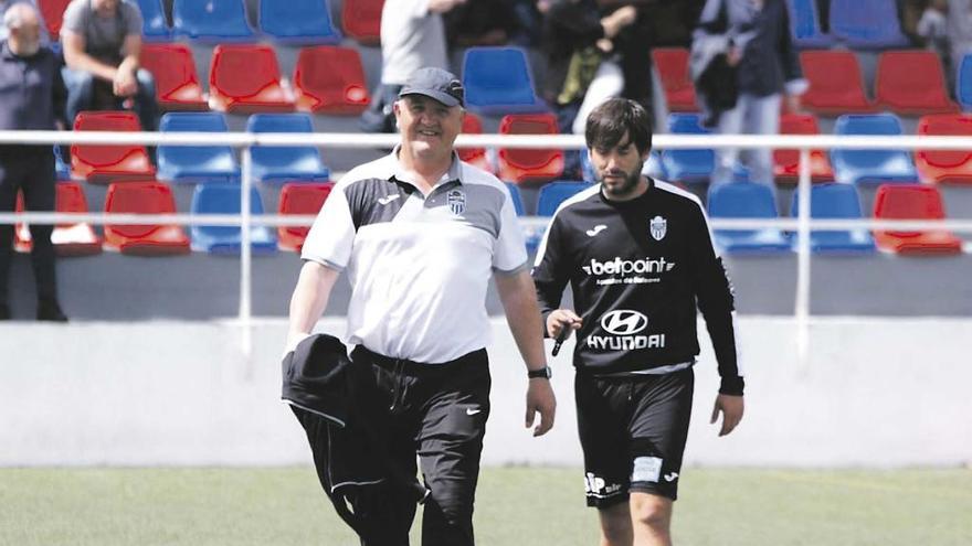 El entrenador del Baleares, Manix Mandiola, sonríe tras la victoria lograda por su equipo en tierras valencianas.