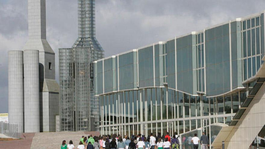 Visitantes en el Gaiás, con las torres Hejduk al fondo. / Xoán Álvarez