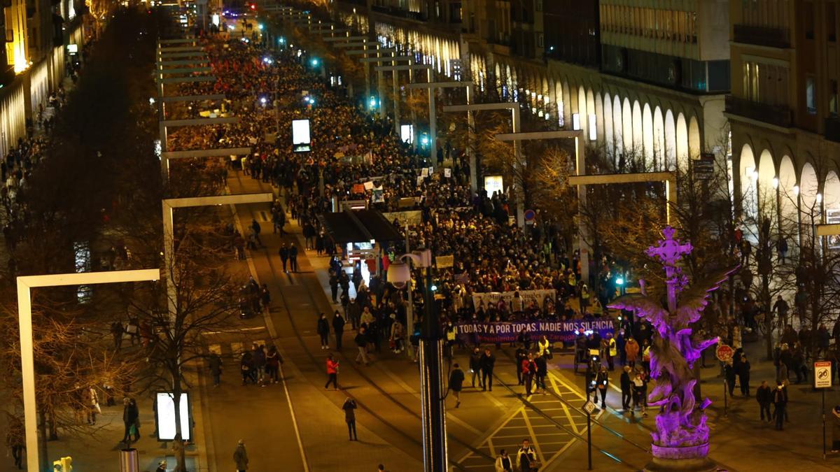 VIDEO | Zaragoza vuelve a lanzarse a las calles y se manifiesta en el 8M