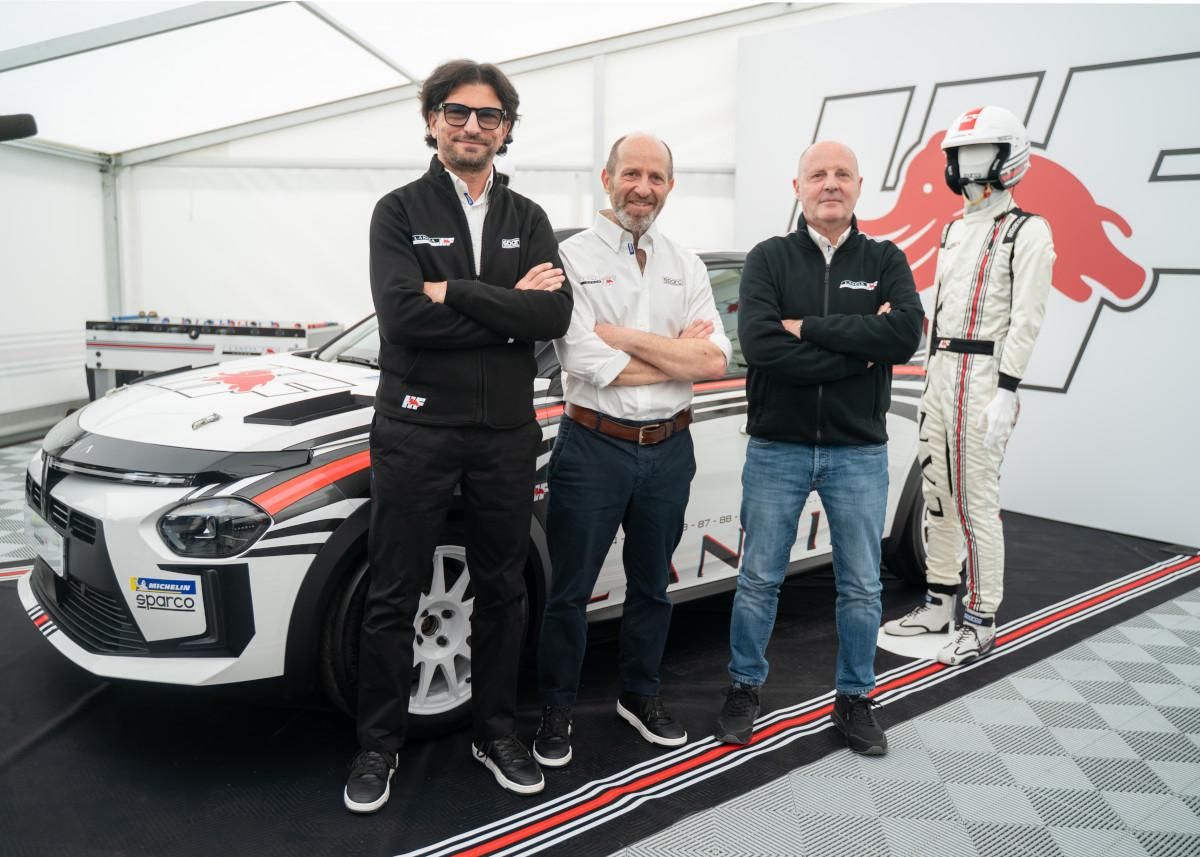 Eugenio Franzetti, Luca Napolitano y MikiBiasion junto al coche.