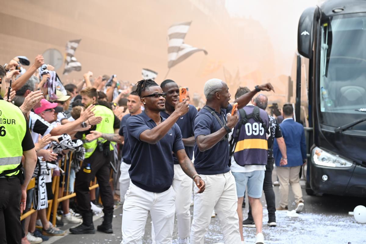Galería | Ambientazo en la previa del Castellón-Eibar y el recibimiento del bus en la calle Huesca Galería | Ambientazo en la previa del Castellón-Eibar y el recibimiento del bus en la calle Huesca