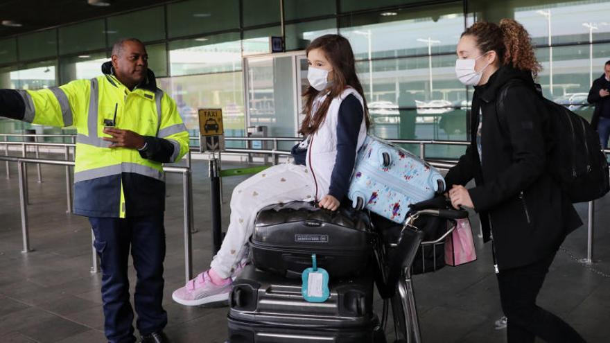 Viatgers amb mascareta, a l&#039;aeroport del Prat de Barcelona