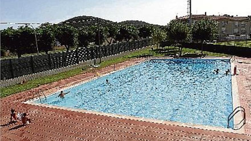 L&#039;actual piscina, a tocar el pavelló, necessita millores en les instal·lacions i per això s&#039;hi vol fer la coberta.