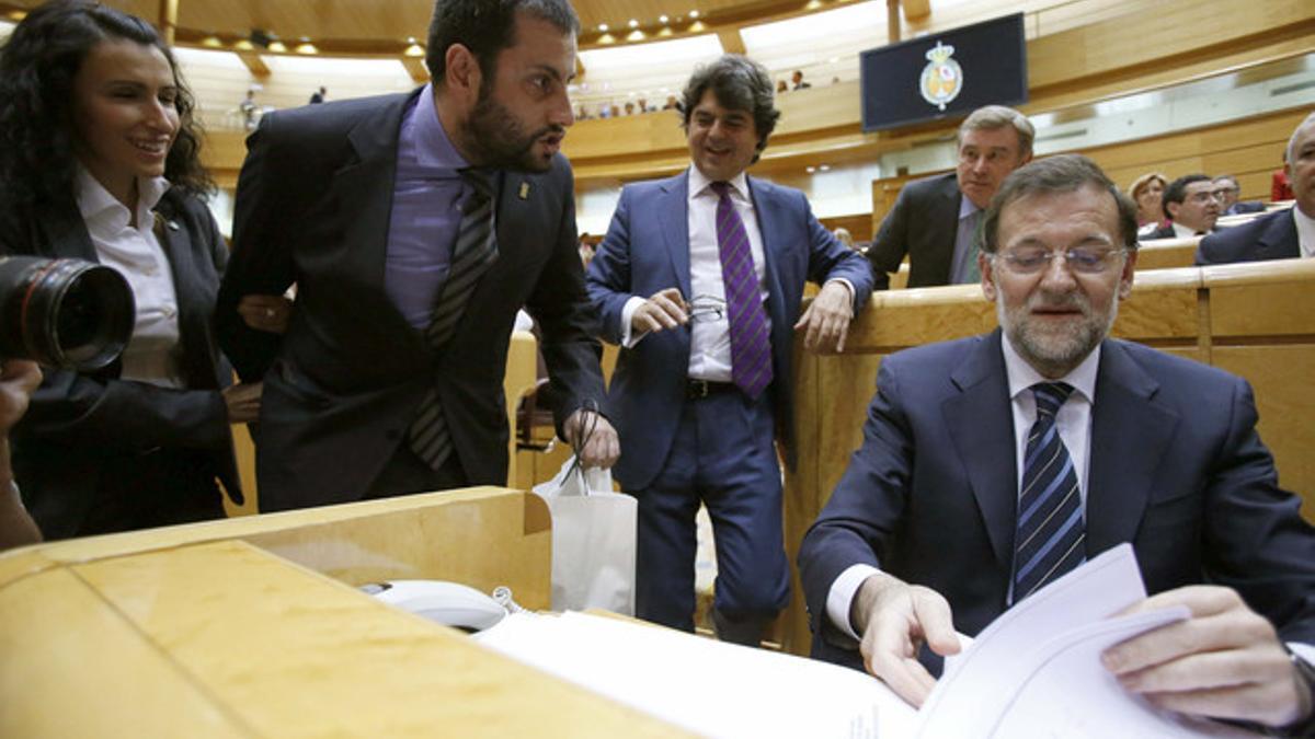 El senador Ibán García entrega un casco minero a Mariano Rajoy.